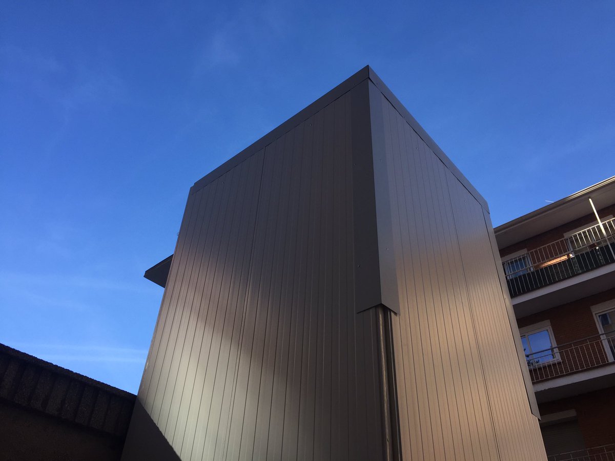 Instalación de ascensor en exterior en edificio comunitario en Guadalajara #accesibilidad #arquitectura #obras #aparejadores