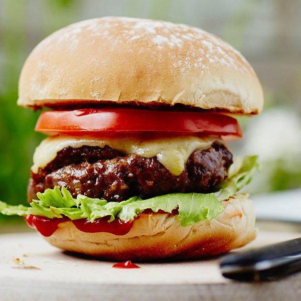 Classic Homemade Burger Recipe
realfood.tesco.com/recipes/classi…
#burgercraving #sitbackandenjoy #kickbackwithabeer