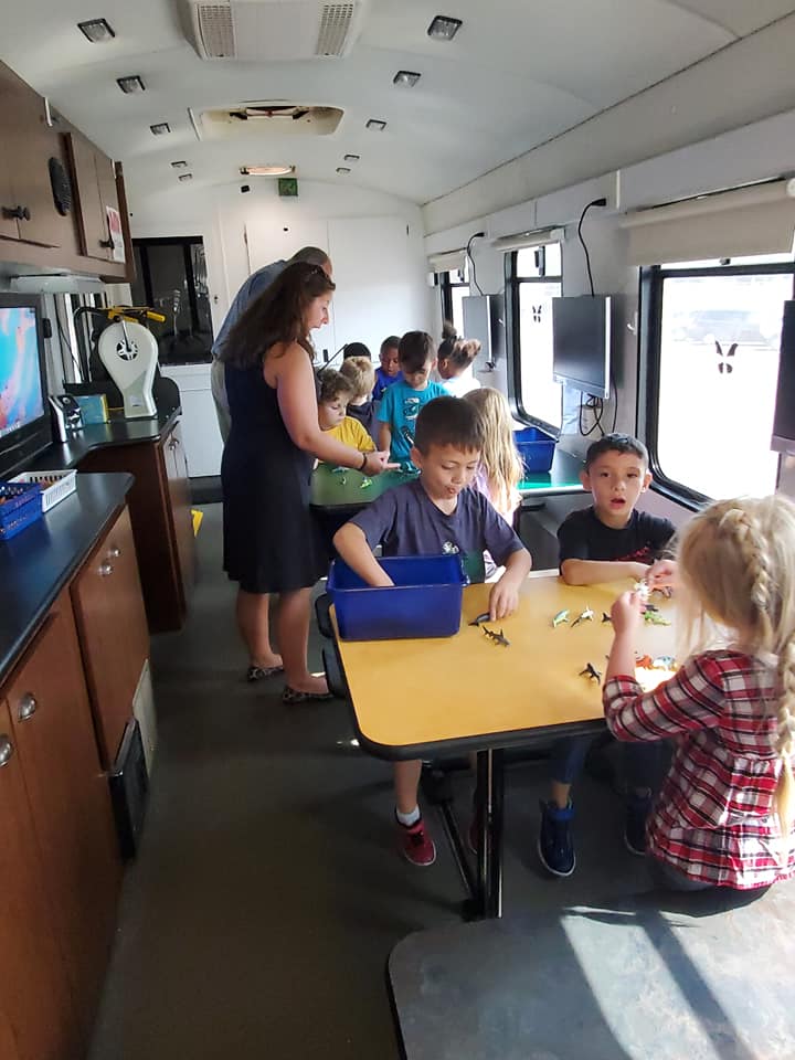 RiverviewTigers's tweet photo. RV Kindergarteners had a turn visiting the Science 2 Go! Bus today. All of our RV students love learning about #science with @ETHOSInnovCtr! #RiverviewLearns #ElkhartSchools @ElkhartSchools https://t.co/U18ebsvug6