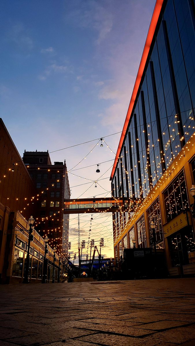 #detroit #detroitmornings #detroitsunrises #sunrise #morning #early #earlymorning #earlybird #michiganmornings #michigan #woodward #columbia #motorcity #hockeytown #hockeytown5k #running
