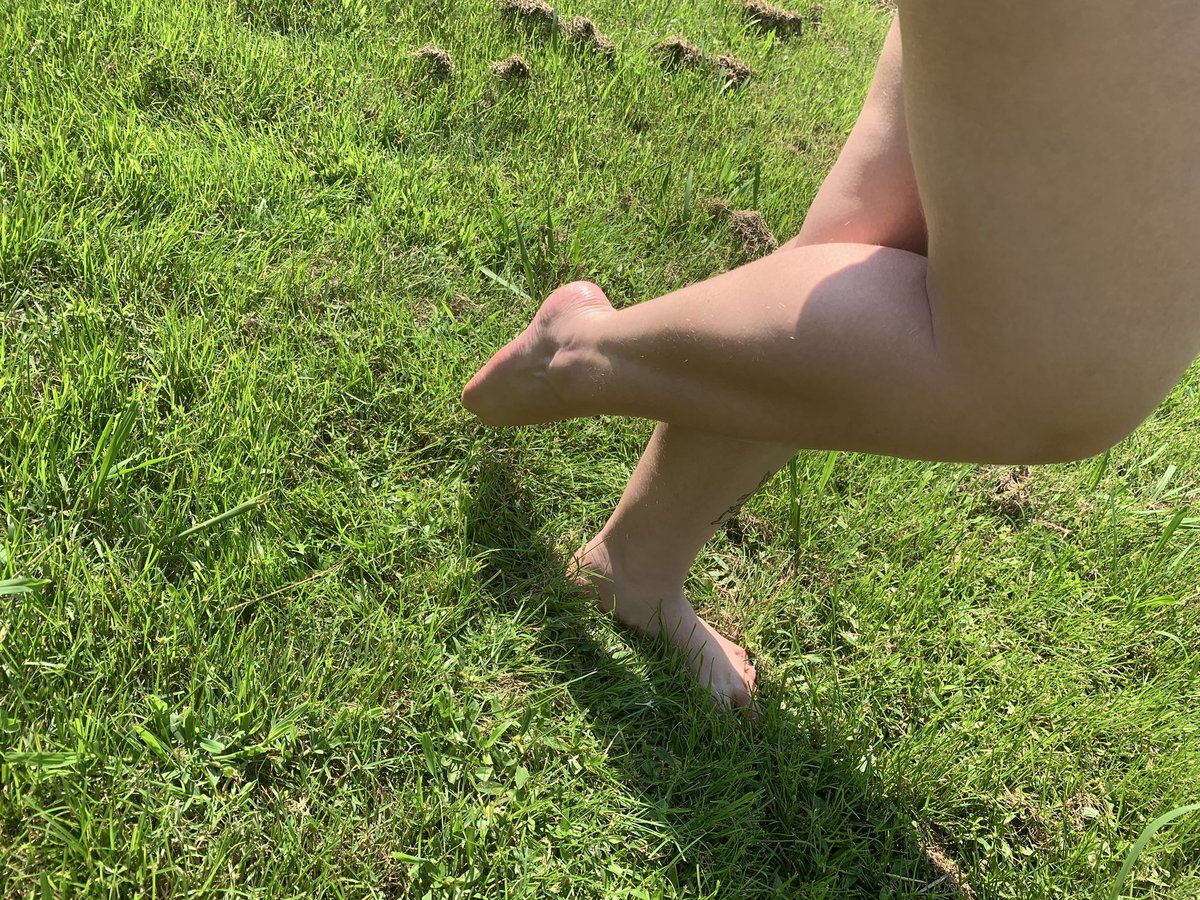 deefeetpics's tweet photo. Took some awesome shots of my #prettyfeet this morning. This is just a preview. DM to see more 👀💕 #buyingfeetpics #sellingfeetpics #feetpics #footfetish #footpics #toes #feet #foot #arches #barefeet #feetoutside #footfetishnation #sugarbaby #findom #latinafeet #youngfeet https://t.co/iolSHEasi7