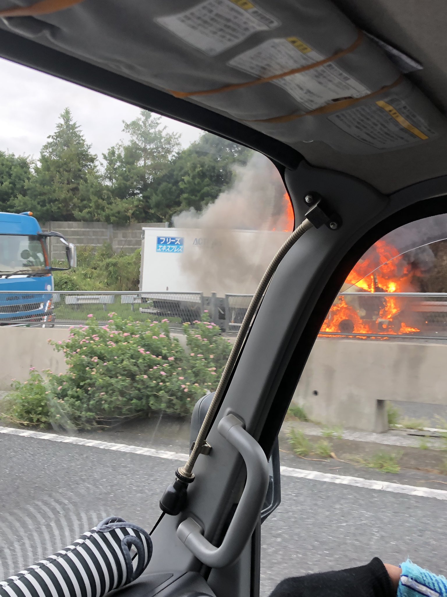 保土ヶ谷バイパスでトラックの車両火災が発生している現場の画像