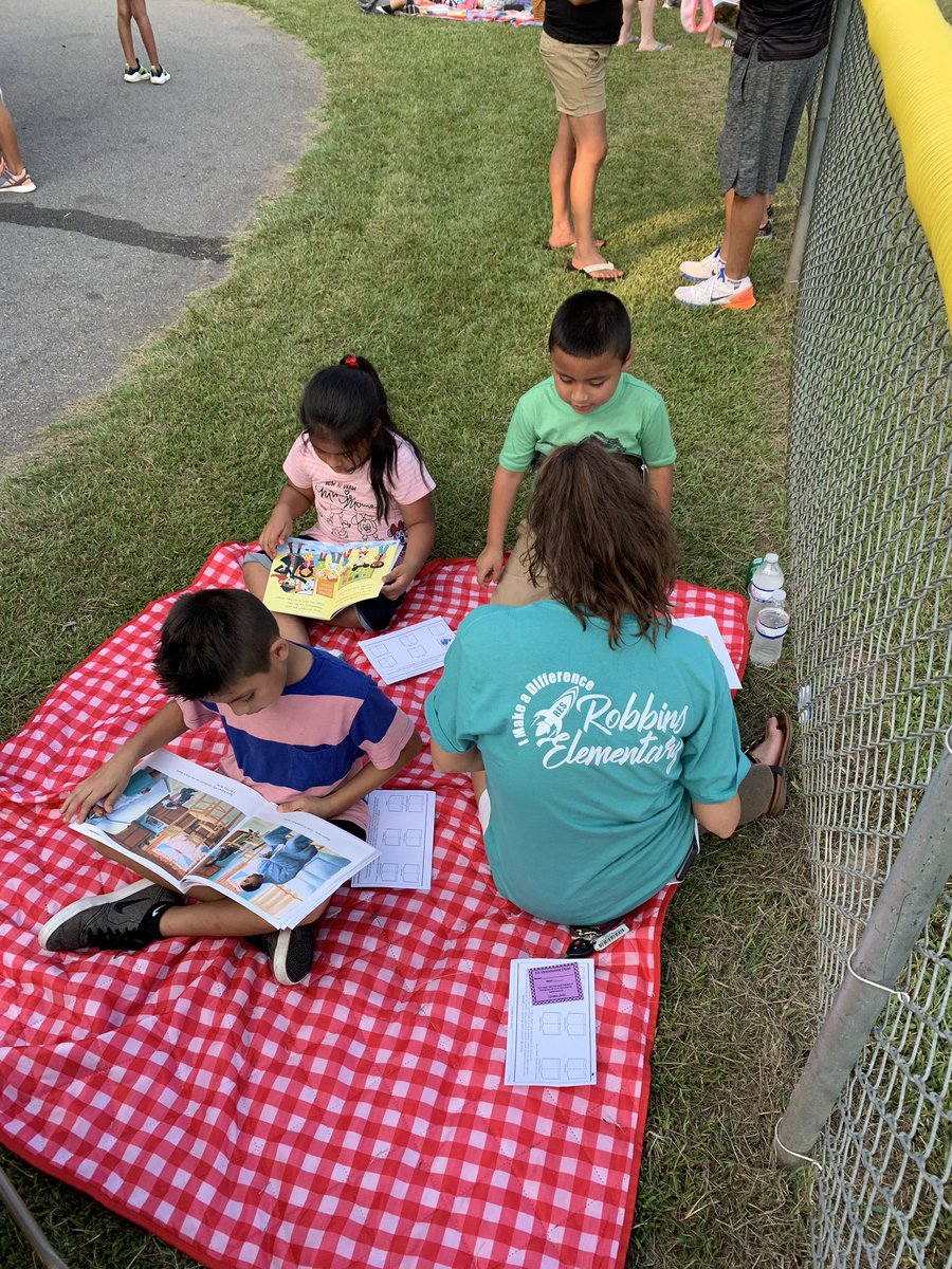 msthompson1st's tweet photo. Picnic in the Park ✅ We read so many books that we broke a sweat 😜🥵 #itwasalso90degrees #itwasstillfun #rocketreaders @RobbinsRockets https://t.co/CcrmJDFR6U