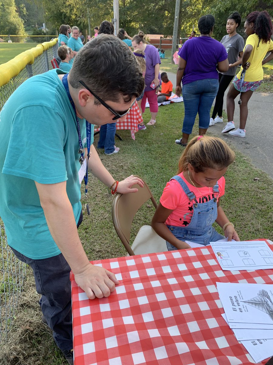msthompson1st's tweet photo. Picnic in the Park ✅ We read so many books that we broke a sweat 😜🥵 #itwasalso90degrees #itwasstillfun #rocketreaders @RobbinsRockets https://t.co/CcrmJDFR6U