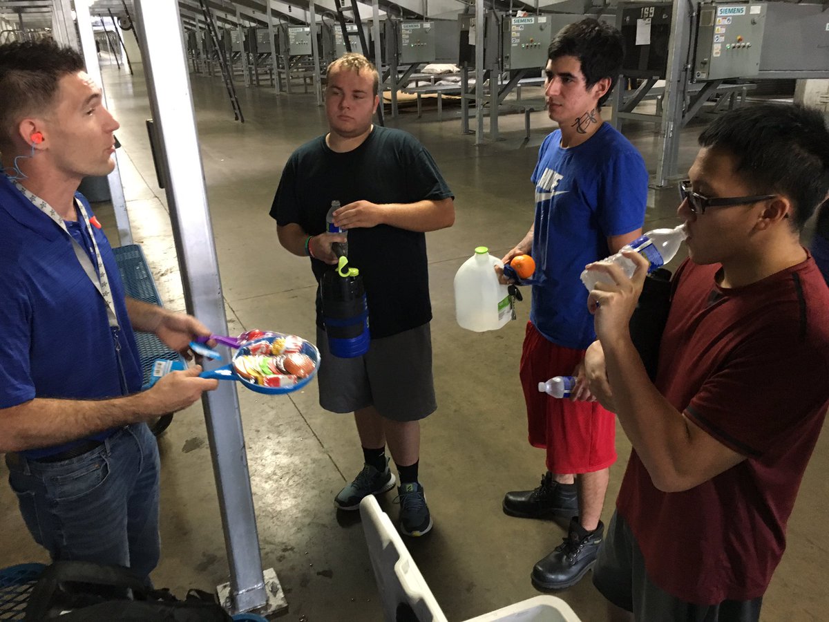 RScott312's tweet photo. Full Time supervisor @kmd05b hyping up portion size at the #hydration station today 💪🦁 Turns out you can have too much of a good thing! Understanding your body’s #NeedsVSWants is one of the most important ways to keep yourself in #peak condition. @day_lions https://t.co/auZFstmOtu
