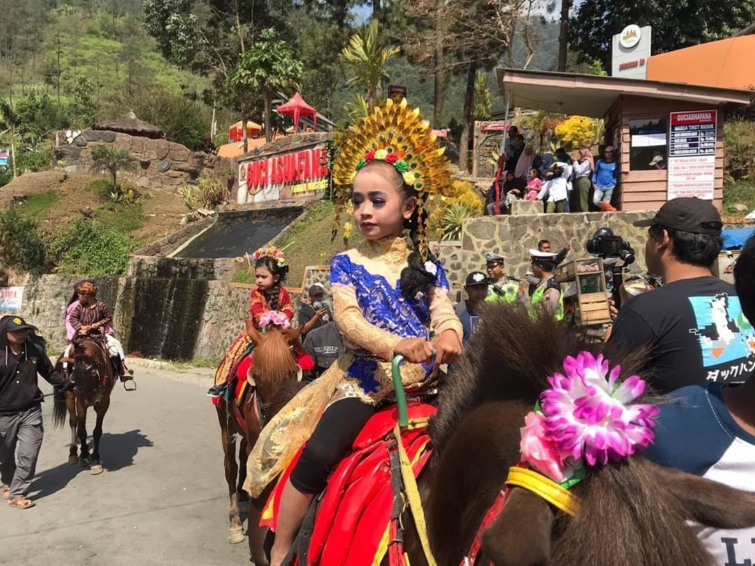 infotegal's tweet photo. Dinas Pariwisata Pemuda dan Olahraga menyelenggarakan upacara Ruwat Bumi, bertempat di Obyek Wisata Guci pada kamis Siang pukul 13:00 (12/9). 

Wakil Bupati Tegal Bpk. Sabililah Ardie turut hadir dan ikut mengantar pengantin Wedus kendit bersama Kepala Disparpora Kab. #Tegal https://t.co/b26k8CGBbz