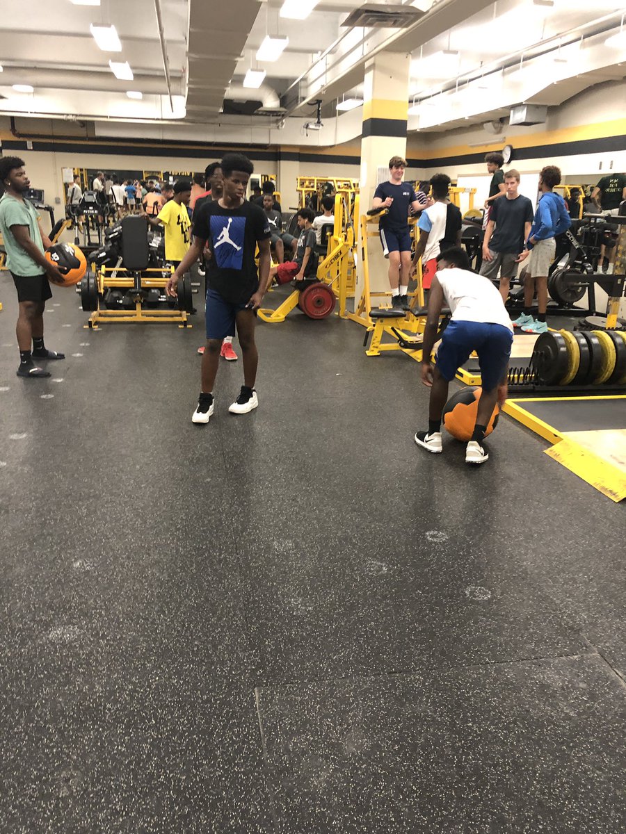 CoachWard_BHS's tweet photo. Big DAWGS in the weight room getting ready for 2019. November 18 can’t come soon enough!! #YouInOrOut? https://t.co/rmFf7DPTPR