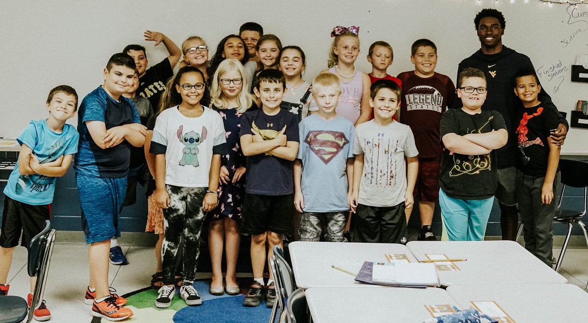 WillJohnson_6's tweet photo. Community service is a meaningful part of @WVUfootball Thanks @Skyview_Elem for having us! https://t.co/6AFdZY1R9R