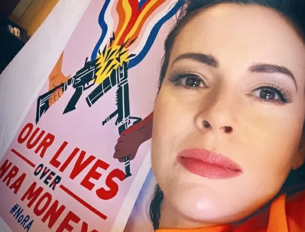 chuckwoolery's tweet photo. “Red Flag” Candidate Alyssa Milano Owns Two Guns and Has Self-Admitted Mental Illness — But Leads Charge to Take Away YOUR GUNS! https://t.co/djCvIBYP0x https://t.co/BT1zMxwU5D