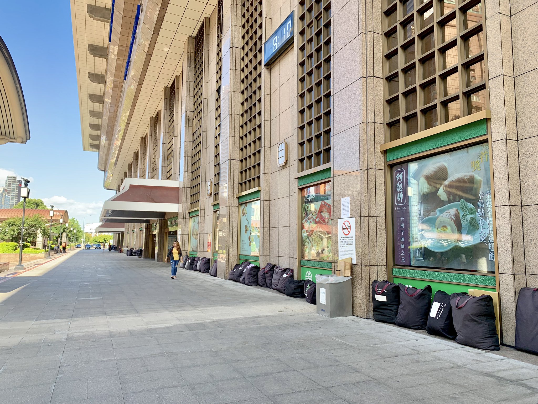 Ryo Taiwan 台北車駅の周りにあるこの黒い袋は 台北 政府が駅前でダンボール生活をしているホームレスに支給したもの 台湾の中心部であり台北の象徴である台北駅の景観を配慮して 私物はバッグの中に入れるように指示しているとのこと 確か