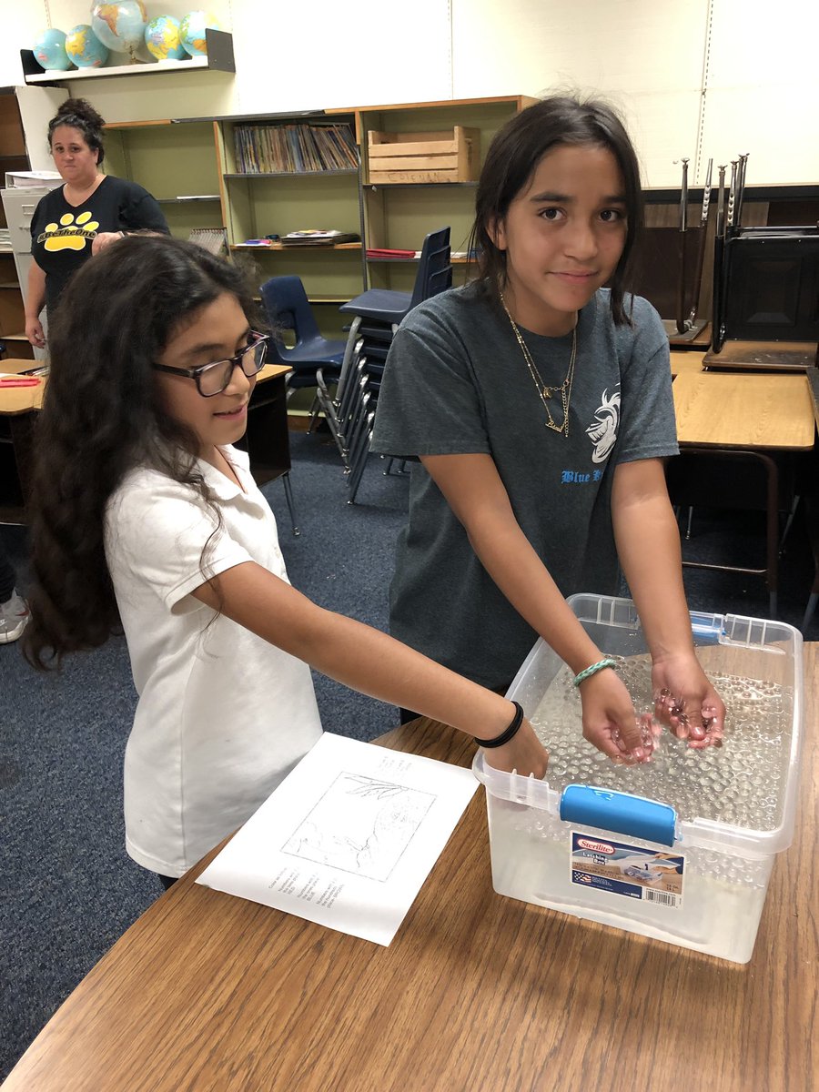 EdkeyPD's tweet photo. Predictions, observations, experiments, oh my! It's #STEAM night here with @Peralta_116 families and staff! #cesdknowthyimpact @Crisram83 @JaneSTEM83 @debkuenzli @EmaJaur https://t.co/IYnhPtUEnn