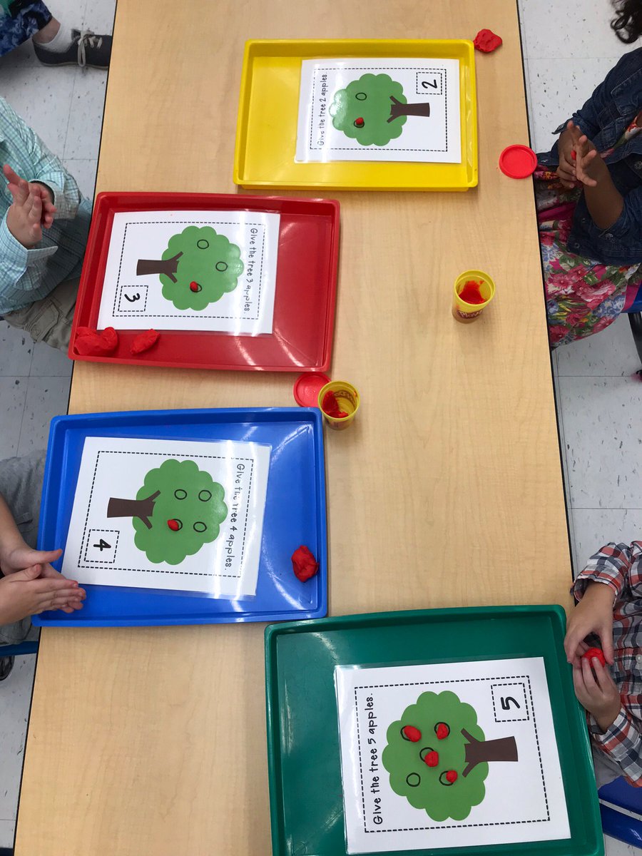 KathrynCorcor14's tweet photo. “How many apples on the apple tree?” 🍎🌳 math and fine motor activity was a huge hit! #AppleTheme #AMPreschool #PMPreschool #WeAreChesterNJ https://t.co/xH92o62XMo