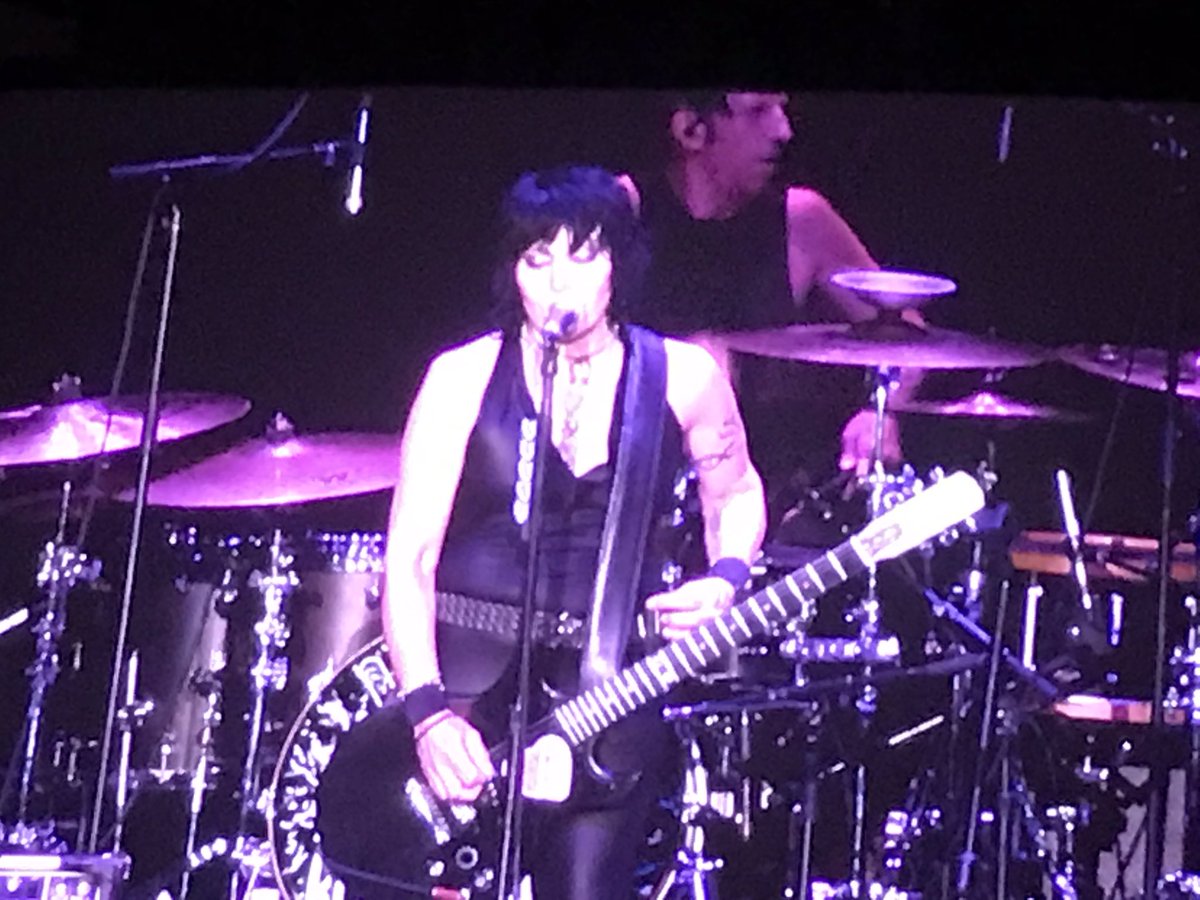 TreceRN17's tweet photo. these girls rocked Ridgefield, Wa #lovealive2019 #annwilson #nancywilson #heartconcert #joanjett https://t.co/AyV2wQKUQf
