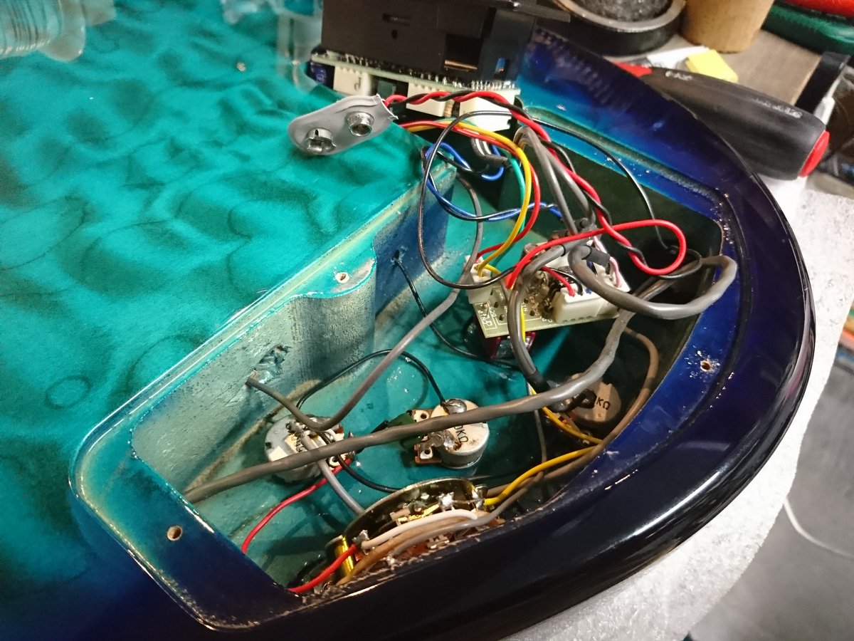 Epicurean Guitar 本日も元気にオープン 雨 ひゃー アクティブ回路のギターやベース の配線を触るときは 当然ながら電池は外しましょう 思わぬところでショートして壊してしまう可能性があります 直してるのか 壊してるのか分からん とか最悪