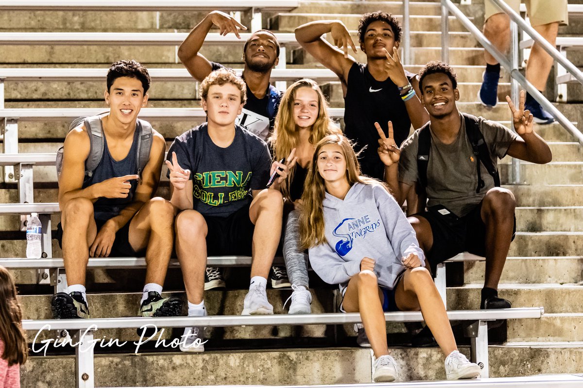 GinGinPhoto's tweet photo. Lots of smiling faces at last nights @whsfieldhockey0 win over Stone Bridge, 2-0! Photos are up at GinGin (https://t.co/FzR3XjzePX) @WABCBulldog @WHSDOGPOUND @westfield_hs https://t.co/McJ7x4Ovip