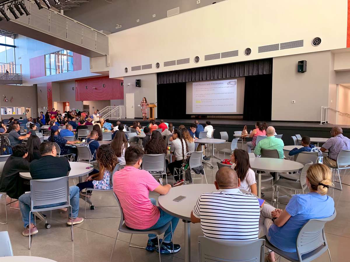 HSLawAndJustice's tweet photo. Great turnout tonight for Open House! #Eagles #HSLJ @sgarcia411 @HISDSupe @HoustonISD @FrankieC713 @Ponce_East @HISDEastArea https://t.co/K6JU5ZqaYe