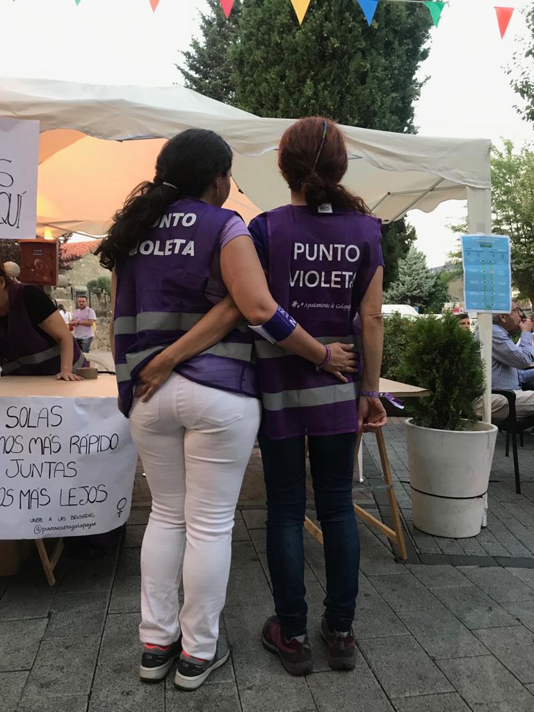 GalapagarPor's tweet photo. Nuestras concejalas @Rakel_Almendros y @CeliaMartell hoy han Estado en el #PuntoVioleta de #Galapagar iniciativa que hemos llevado al Pleno, #8M #FeminismosGalapagar y que ha sido llevado a la práctica por la nueva corporación #NiUnaAgresionMas https://t.co/uEiwCjtayp