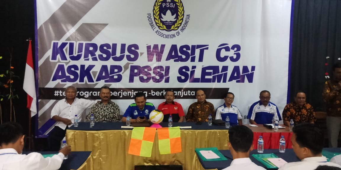 pssi_sleman1's tweet photo. Pembukaan kursus wasit lisensi C3. Semoga dari kegiatan ini mampu menghasilkan wasit yang berprestasi. (12/9)
.
.
#askabpssisleman #pssidiy #pssisleman #wasitsepakbola https://t.co/VYzwnUlWzw