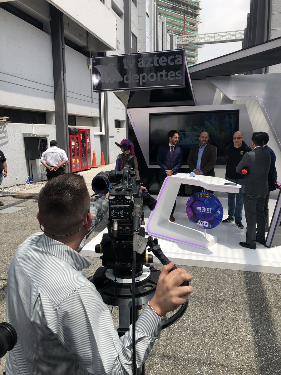 GiselleFitch's tweet image. Esto fue genial!!! 😃🙌🏻 salí en televisión!!! #leagueoflegends #aztecaesports #projectjinx #gizerucosplayer