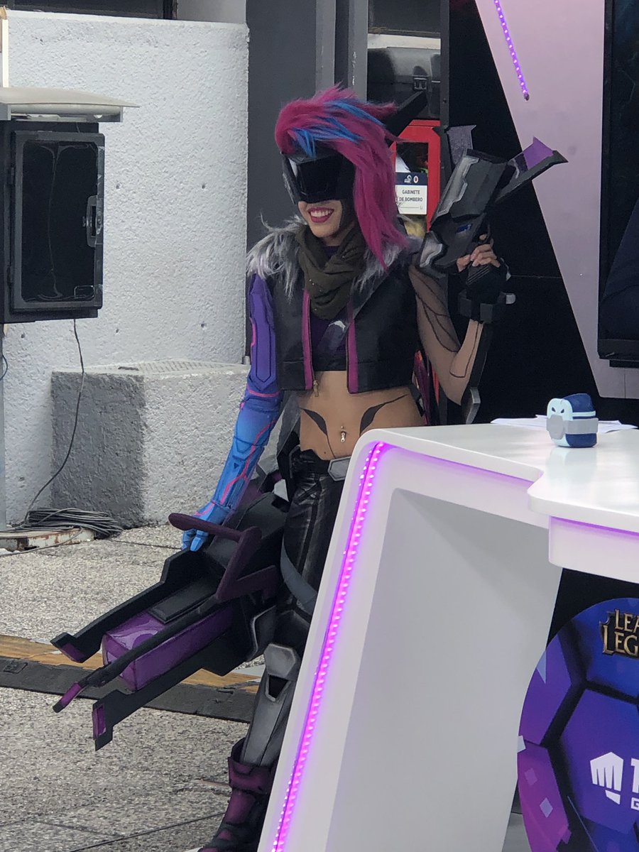 GiselleFitch's tweet image. Esto fue genial!!! 😃🙌🏻 salí en televisión!!! #leagueoflegends #aztecaesports #projectjinx #gizerucosplayer