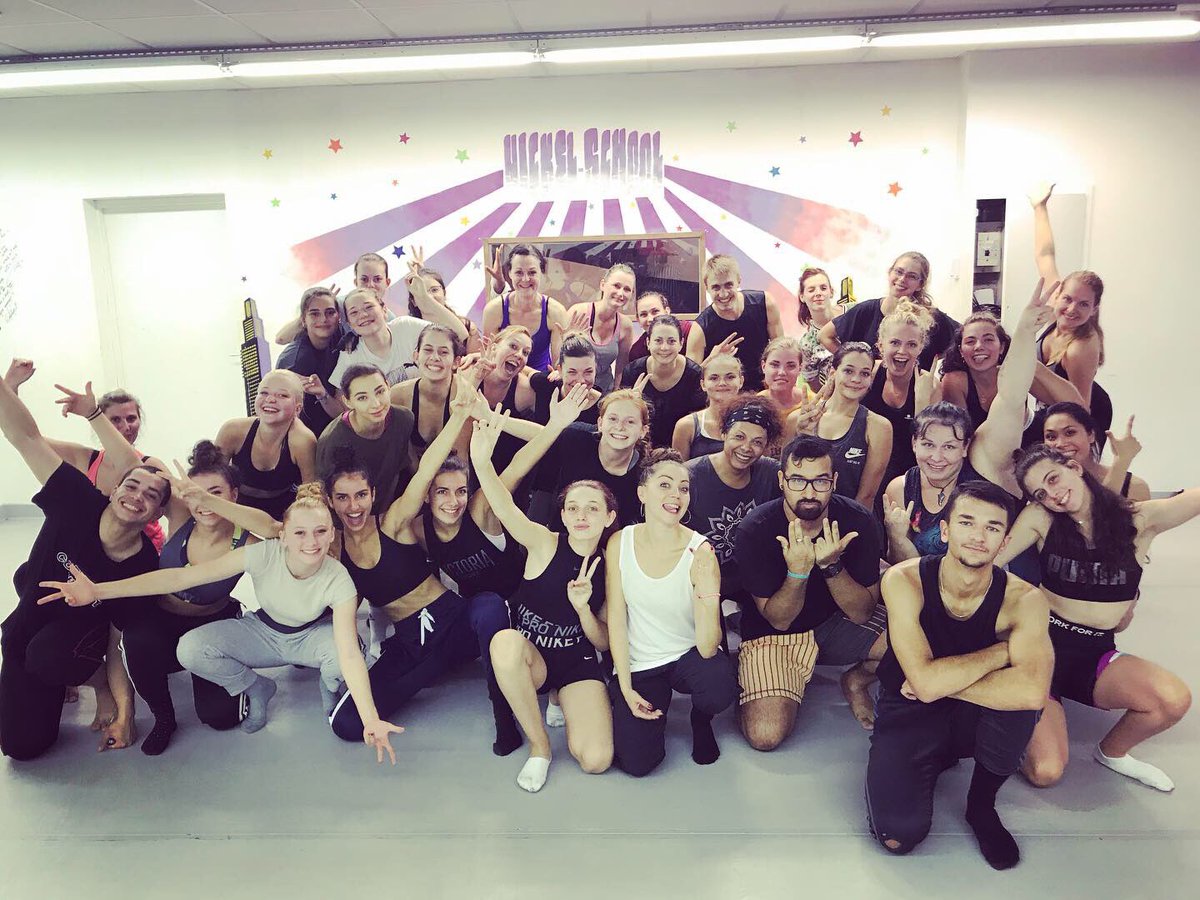 nickel_school's tweet photo. Hier c’était la 4ème journée des portes ouvertes à Nickel-School et c’était le feu dans le studio 🔥🔥🔥 merci à tous d’être venus 🙏❤️ aujourd’hui on continue avec 17h break enfant 18h break ado/adulte 21h théâtre adulte, venez nombreux !!! #theplacetobe #dance #metz #metzville https://t.co/9brWHeVyvN