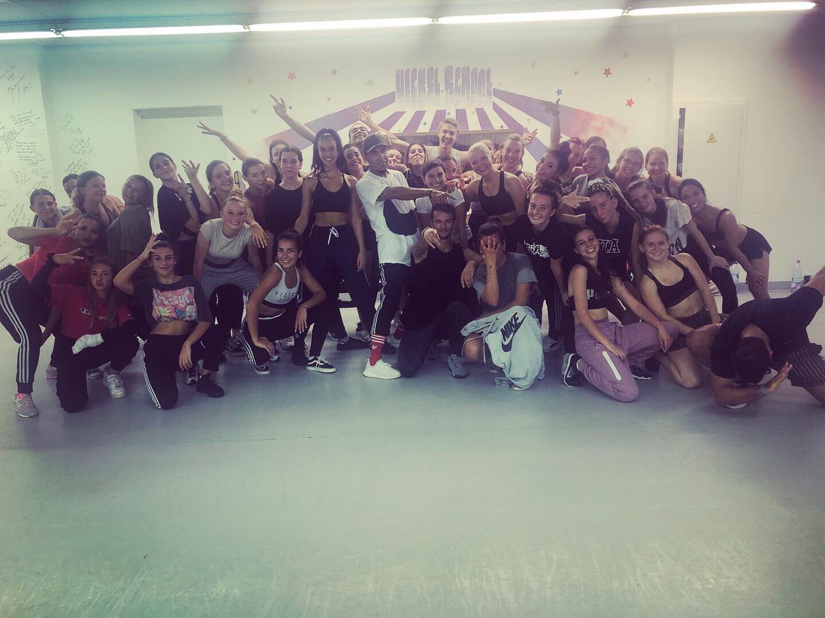 nickel_school's tweet photo. Hier c’était la 4ème journée des portes ouvertes à Nickel-School et c’était le feu dans le studio 🔥🔥🔥 merci à tous d’être venus 🙏❤️ aujourd’hui on continue avec 17h break enfant 18h break ado/adulte 21h théâtre adulte, venez nombreux !!! #theplacetobe #dance #metz #metzville https://t.co/9brWHeVyvN