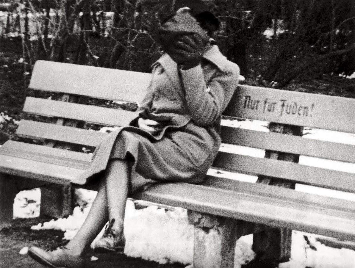 _Henk_Heijmans's tweet photo. A Jewish woman who is concealing her face sits on a park bench marked “Only for Jews”, Berlin, 1938 - Universal Images Group
#UniversalImagesGroup
https://t.co/TLkGcPOPgd https://t.co/MrFccwIAvR