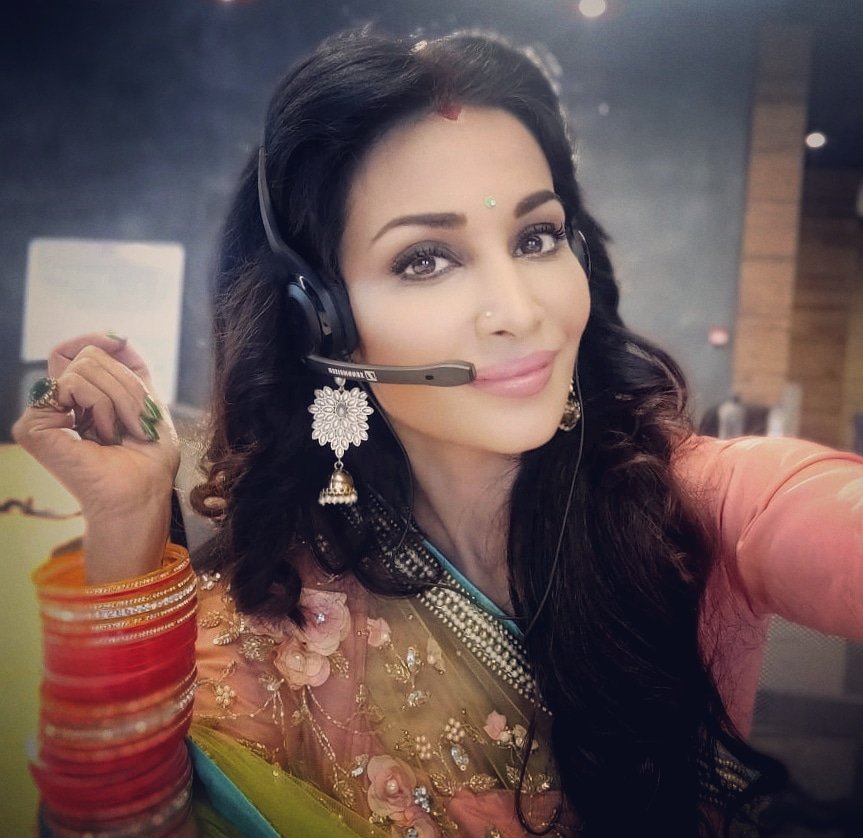 Flora_Saini's tweet photo. Tring.. Tring.. Tringgg.. Phulwa Boudi calling.. You ready ☺
.
Saree by @SIMAAYA_FASHION
Stylist @tanvisha
Jewellery @srirupa
.
@hoichoitv #sf #dupurthakurpo #season3 #comingsoon #hoichoi #hoichoioriginals #webseries #phulwaboudi #sareelove #nosepinlove #chudda #bindi #desilove https://t.co/DZ8M3IkcNx