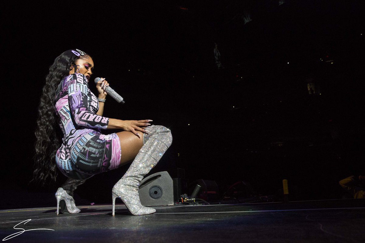 iamstevensewell's tweet photo. I’m not gonna say @Saweetie and I have a thing or anything but she was definitely making eyes at me in that first photo. #Saweetie #CardiTour #indy https://t.co/Gp5hRqQf1D