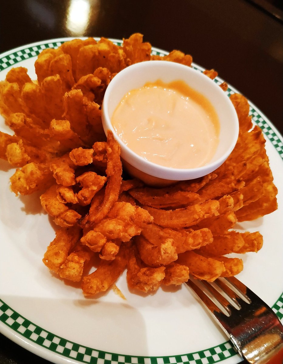 え み やっぱりフィネガンズがお値段と味とサービスのバランスが一番取れてる気がするので結局フィネガンズにきちゃう ハロウィンハイボール ブラッディオレンジ とミックスナッツにオニオンブロッサム 追加で定番の青いusjハイボール