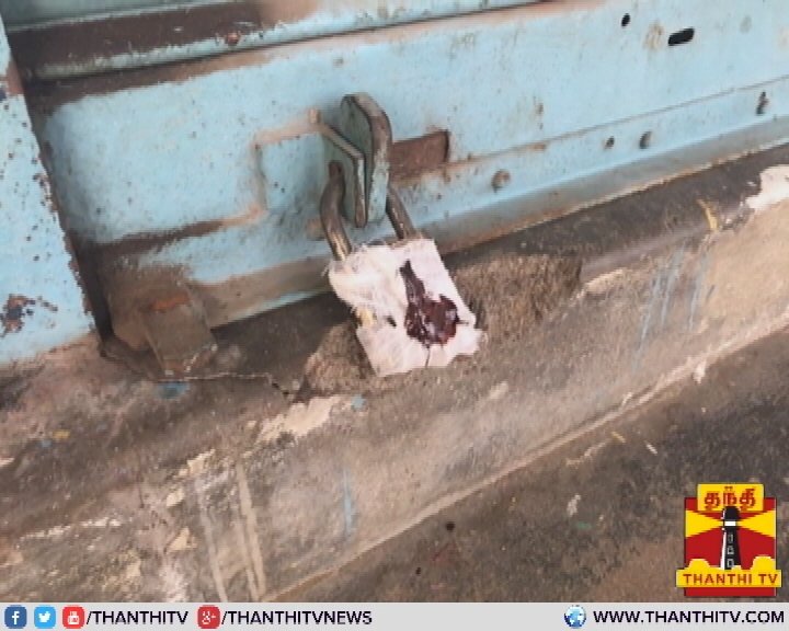 ThanthiTV's tweet photo. சென்னை பள்ளிக்கரணையில் பேனரால் இளம்பெண் சுபஸ்ரீ உயிரிழந்த விவகாரம் : பேனரை அச்சடித்த அச்சக நிறுவனத்திற்கு மாநகராட்சி அதிகாரிகள் சீல் வைத்தனர்..
#Banner https://t.co/kU2TpiEQyI