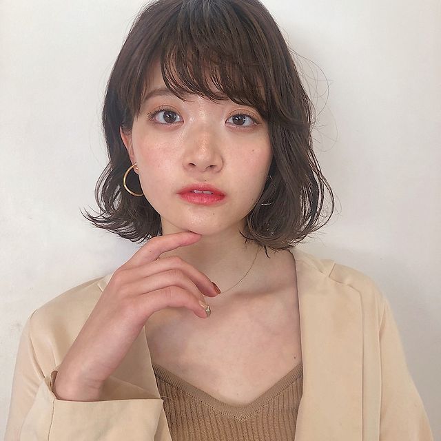 Mery 思い切って暗髪ボブにしたけど理想と違うヘアスタイルに そんなときは5つの魔法テクニックを駆使すれば垢抜けられるかも ひと手間を惜しまないで可愛く変身してみて ボブヘア 暗髪 ヘアスタイル ヘアアレンジ T Co Gnmqphnbwr