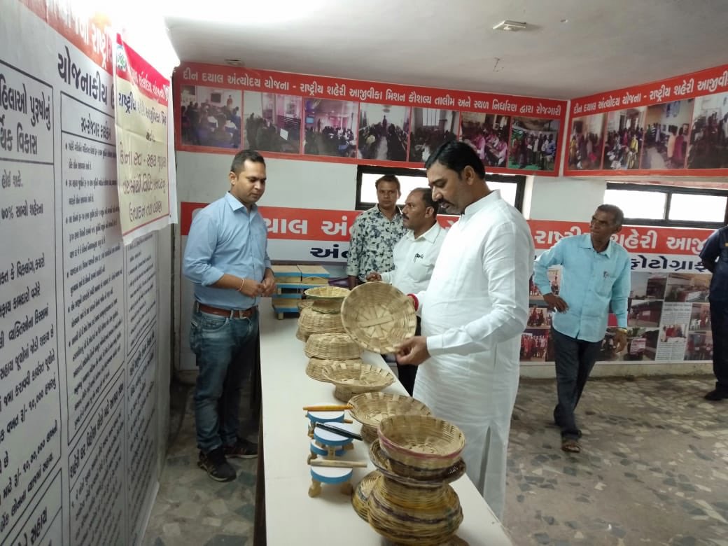 ModasaPalika's tweet photo. ડો.આંબેડકર અંત્યોદય વિકાસ નિગમ(અ.જા.)ના, અધ્યક્ષ માન. શ્રી @GautamtGediya સાહેબે મોડાસા પાલિકા સંચાલીત @NULM_MoHUA ના CLCની મુલાકાત કરી હતી. તેમણે થોરી સમાજની સ્વસહાય જૂથની બહેનો દ્વારા વાંસમાંથી બનાવેલ વિવિધ વસ્તુનું નિરીક્ષણ કરી તેમના વિભાગ થકી  યોજનાકિય લાભ આપવા જણાવ્યું હતું. https://t.co/q3fxvfJPya
