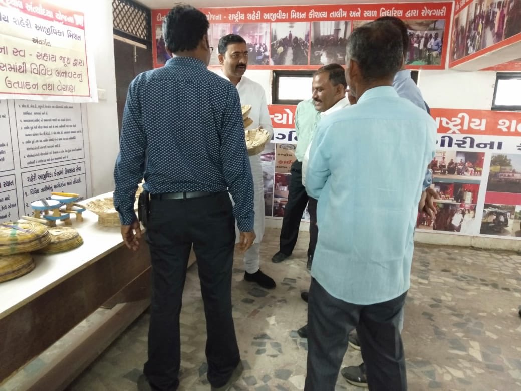 ડો.આંબેડકર અંત્યોદય વિકાસ નિગમ(અ.જા.)ના, અધ્યક્ષ માન. શ્રી <a href="/GautamtGediya/">Gautam Gediya (Modi ka Parivar)</a> સાહેબે મોડાસા પાલિકા સંચાલીત <a href="/NULM_MoHUA/">DAY-NULM</a> ના CLCની મુલાકાત કરી હતી. તેમણે થોરી સમાજની સ્વસહાય જૂથની બહેનો દ્વારા વાંસમાંથી બનાવેલ વિવિધ વસ્તુનું નિરીક્ષણ કરી તેમના વિભાગ થકી  યોજનાકિય લાભ આપવા જણાવ્યું હતું.