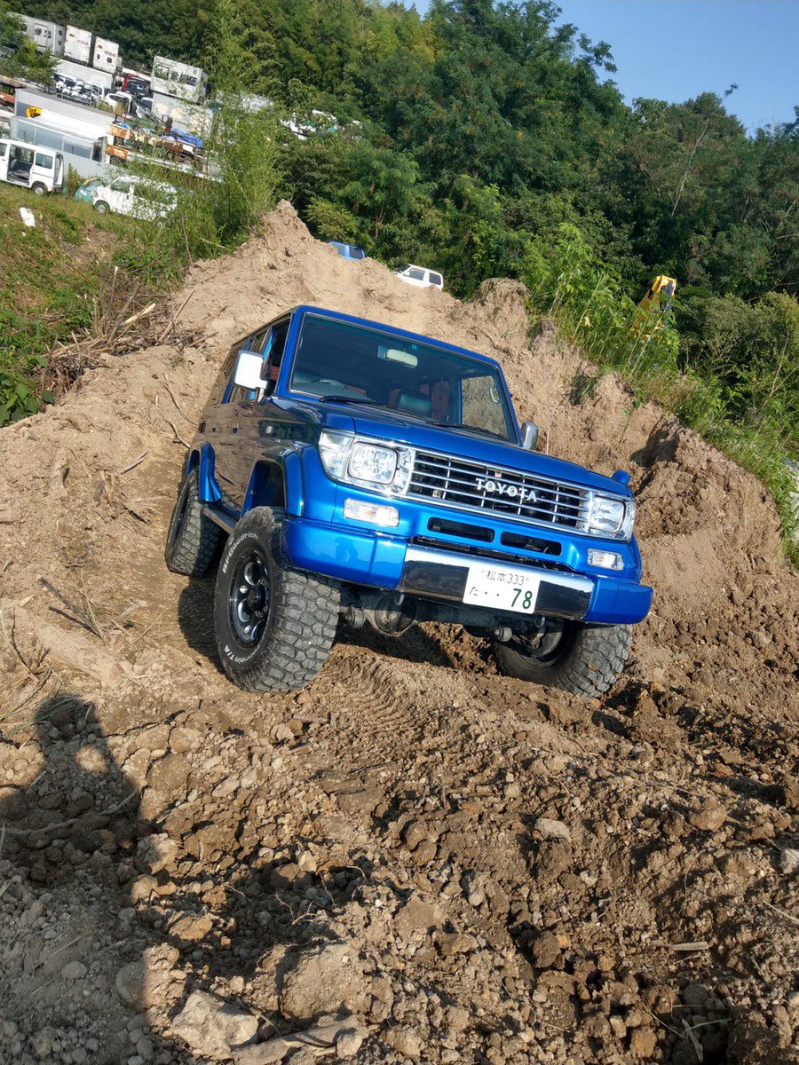 Nac図鑑 No Twitter Nｏ 名前 小池 喜里 車種 78プラド かっこよさ度 タンドラブルーで全塗装された無駄に綺麗なランクル 基本どこでも走れる 冬になると雪ドリ部隊のヘルプ車両として活躍した 車はでかいが乗り手は小さい お姉さんが美人 Kisato114