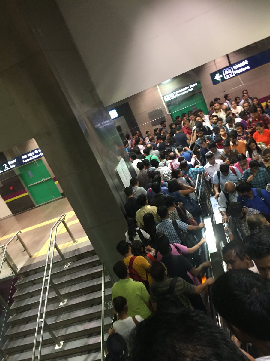 shubham26m's tweet photo. @OfficialDMRC at Hauz Khas metro, when one change from magenta to yellow line.. at places on platform where there is single escalator,they are moving up.. looks like to favor food track [1/2] https://t.co/F94lD8hQE4