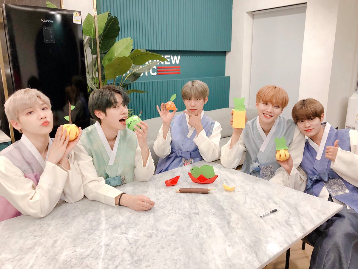 AB6IX's tweet photo. 추석은 과일이 아니라💦 ABNEW의 사랑 먹는 날👀 ABNEW만 즐거웠으면 다 괜찮아요🤣 모두 모두 행복한 추석 보내세요🥰

#AB6IX #에이비식스 #임영민 #전웅 #김동현 #박우진 #이대휘 #브랜뉴뮤직 #BRANDNEWMUSIC https://t.co/sNASCOQRzj