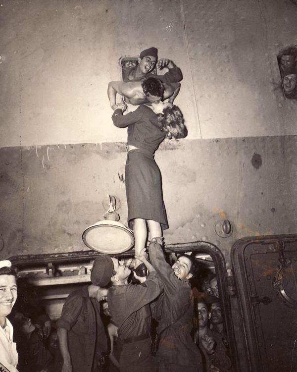 historyandfacts's tweet photo. Sometimes little help is all you need, 1945. https://t.co/oEBS86OdrA