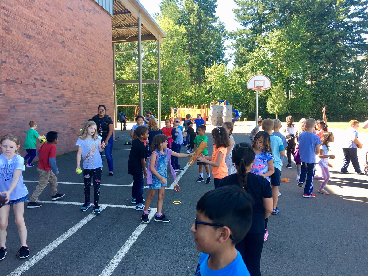 RogersOnThird's tweet photo. Took advantage of the sun this afternoon and played a game we learned from the @PlayFitFun coach! Students worked on cooperation, counting, and taking turns. It was the best! #getup #getout #getmoving https://t.co/B6lbB85q9w
