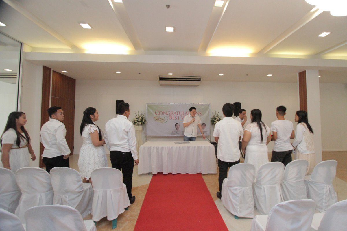 valenzuelacity's tweet photo. LOOK: #FridayWeddings at Valenzuela Town Hall officiated by Mayor @rex_gatchalian. This is free. For inquiries, please call our Admin & Records office at 352-1000 and look for Ma'am Puring.
๐ธ @rcdeguzmanG12 /VC PIO https://t.co/d9nJUqCjhG