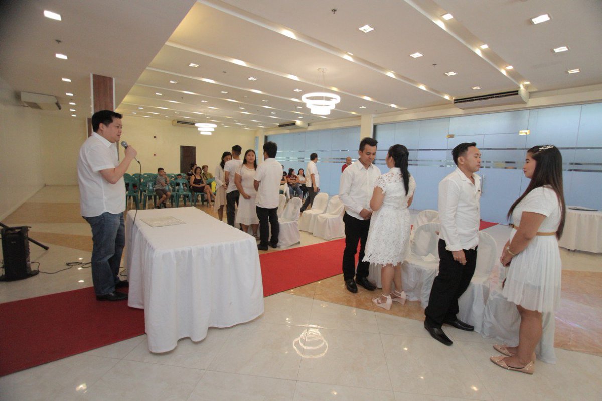 valenzuelacity's tweet photo. LOOK: #FridayWeddings at Valenzuela Town Hall officiated by Mayor @rex_gatchalian. This is free. For inquiries, please call our Admin & Records office at 352-1000 and look for Ma'am Puring.
๐ธ @rcdeguzmanG12 /VC PIO https://t.co/d9nJUqCjhG