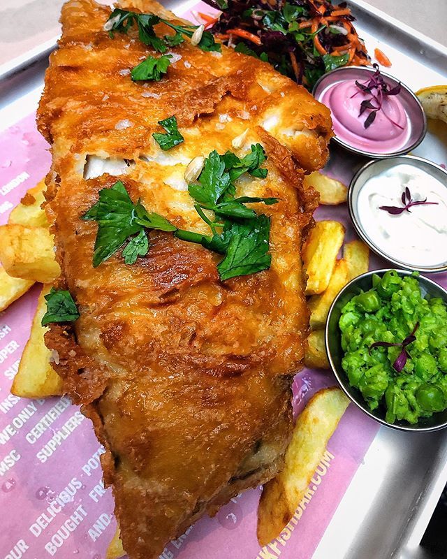 at <a href="/inkfishbar/">Ink Fish Bar</a> <a href="/sevendialsmkt/">Seven Dials Market</a> for FISH AND CHIPS because it’s Friday innit and on Friday, we eat fish and chips...after Thursday’s when we wear pink and before Saturday when we go through a child movie star meltdown. 
Where the hell is Lindsay Lohan thes… ift.tt/2I5xxpA