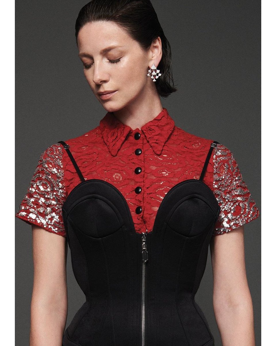 Outlander_World's tweet image. " Was a pleasure shooting the lovely #caitrionabalfe for my cover shoot for #theglassmagazine out today "
Via hewhoodphoto
instagram.com/p/B2V9R_mIrcT/