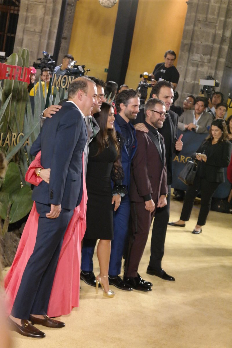 NicandroCarTol's tweet photo. @salmahayek Premiere de la Serie #Monarcas https://t.co/wa7kv20VoR