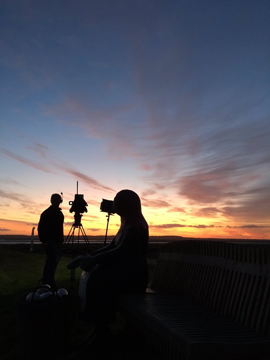 MetMattTaylor's tweet photo. Cameraman Steve setting up for the first forecast. Just WOW 😍 🌅 

@BBCBreakfast https://t.co/QzXWxcxjoR