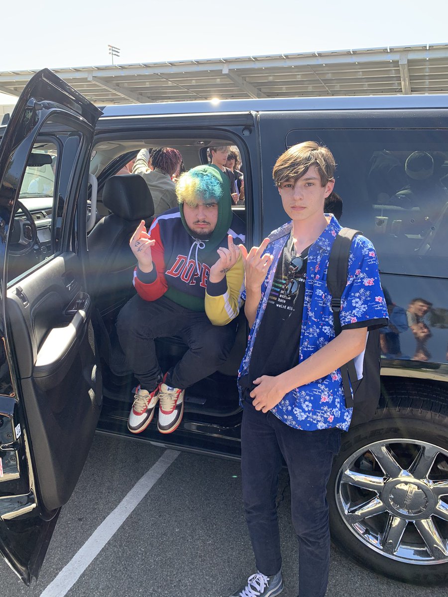 LoganActive's tweet image. I don’t really be using Twitter that much but @DCTHEDON__ and @sadfrosty pulled up to my school today and that shit was crazy 💜