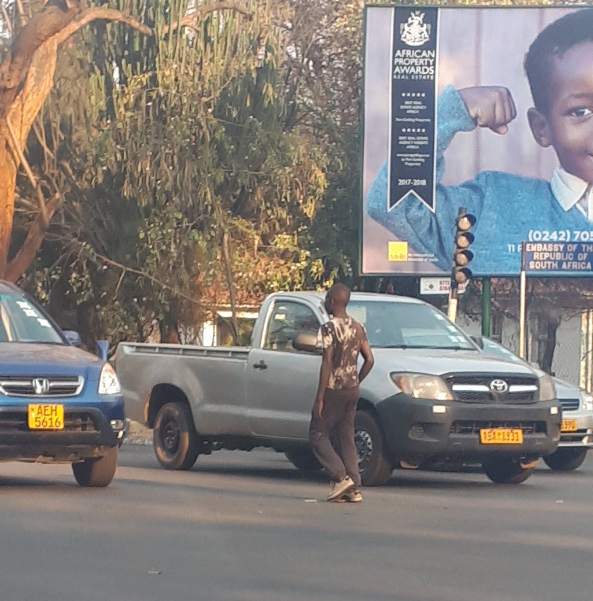 JustRockUpTKE's tweet image. His Name is RAY he is my Hero... controls traffic on J Tongogara and Daily....
@NetOneCellular  @StanbicBankZW @BancabcZW @DHLAfrica  let's make him popular is definitely My Superstar....
@jphiri @LazarusMuchenje @DrMambondiani @pindieN @ShingiRugs @iMisred @nikkiinthestars