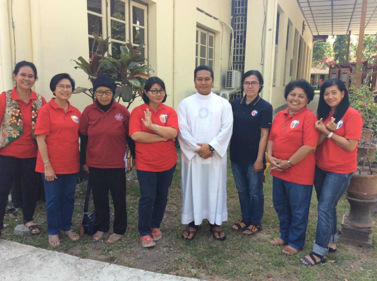 pantisemedi's tweet photo. RETRET GURU SMP-SMA KOLESE KANISIUS JAKARTA

Sekitar 50 guru SMP dan SMA Kolese Kanisius telah mengikuti Retret Triduum di Rumah Retret Panti Semedi - Klaten dan dibagi ke dalam tiga gelombang. https://t.co/G5CnRozdTi