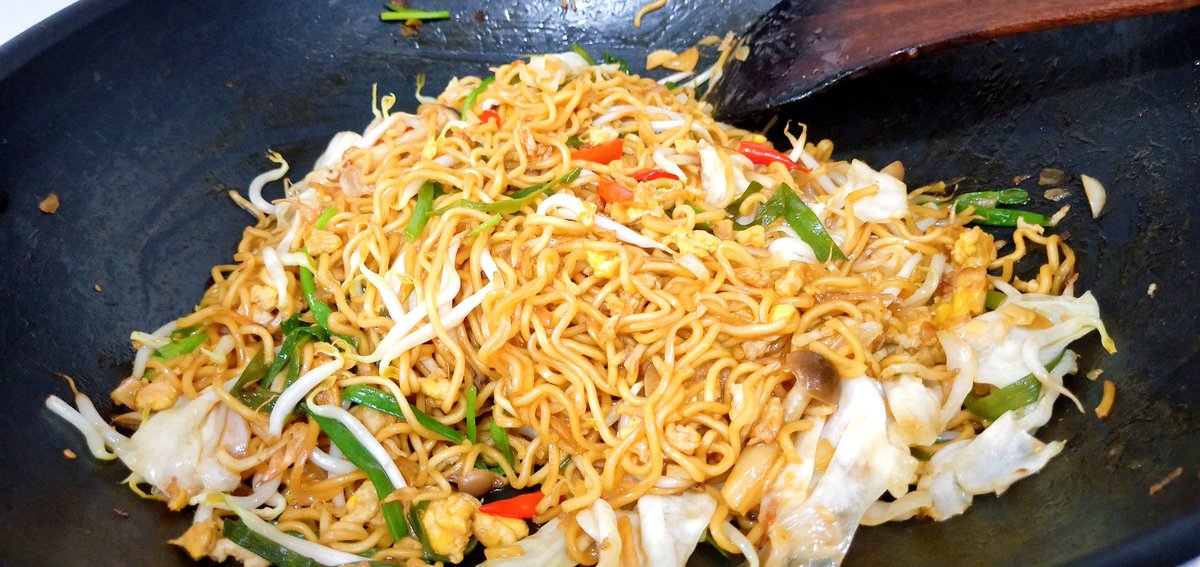 wicekosin's tweet photo. Indonesian Style Fried Noddles

Video is up at my YouTube/Wicekosin 😊
https://t.co/ucFceXqOtr

#miegorengjawa #meegoreng #miegoreng #mietelur #friednoodles #chowmien #yummy #delicious #recipe #homecooking #homemade https://t.co/qo50TcYkio