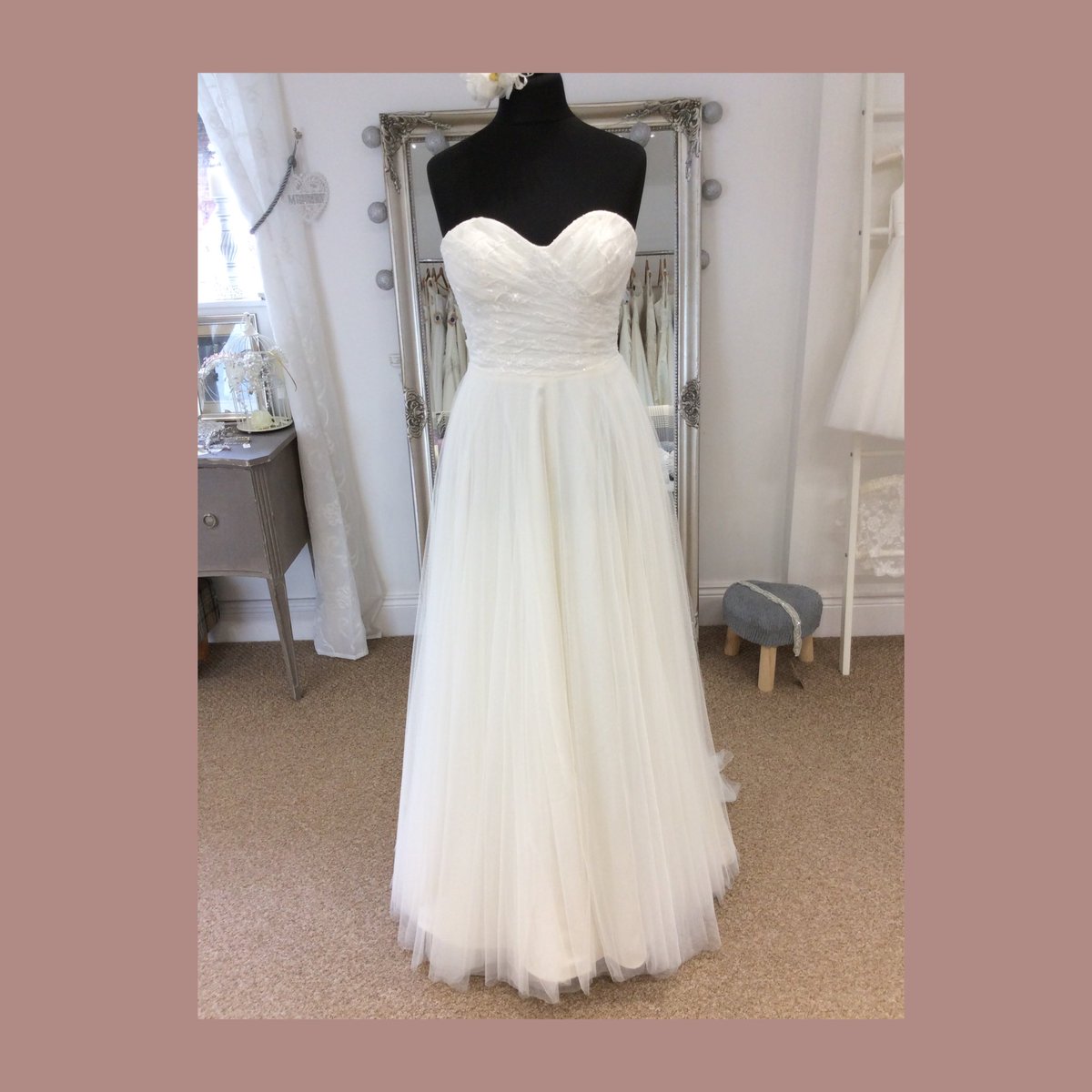 bridalrelovedLe's tweet photo. Sweetheart neckline,lace bodice and soft tulle skirt. This really is such a romantic look 👰🏼💕

#bridalreloved #bridalrelovedleicester #weddingdresses #samplegowns #designer #bridalboutique #leicester #bridalboutiqueleicester #engaged #bridetobe https://t.co/wzd3B5yLmz